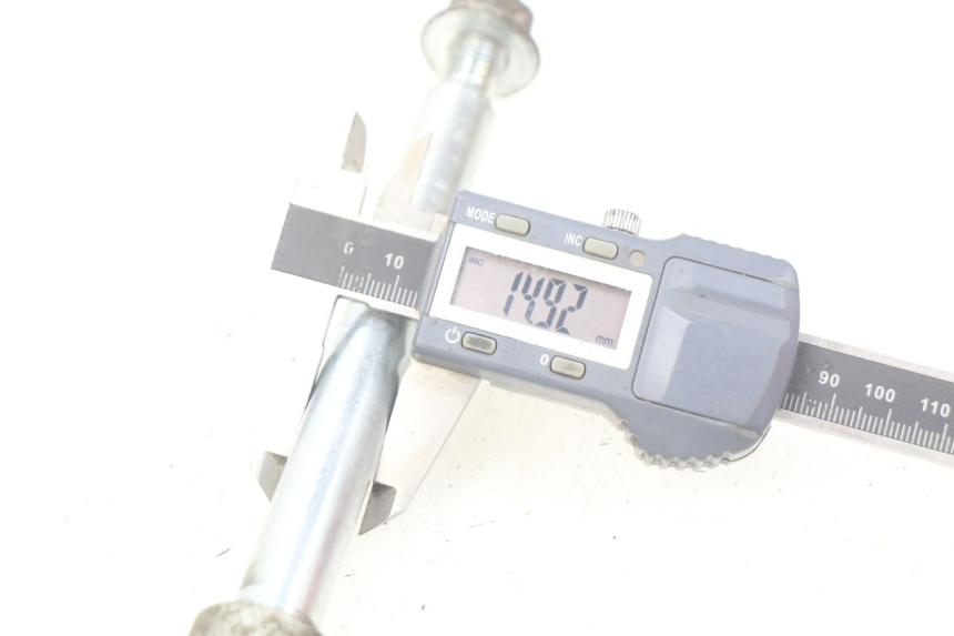 photo de FRONT WHEEL AXLE PIAGGIO LIBERTY 4T 50 (2004 - 2008)