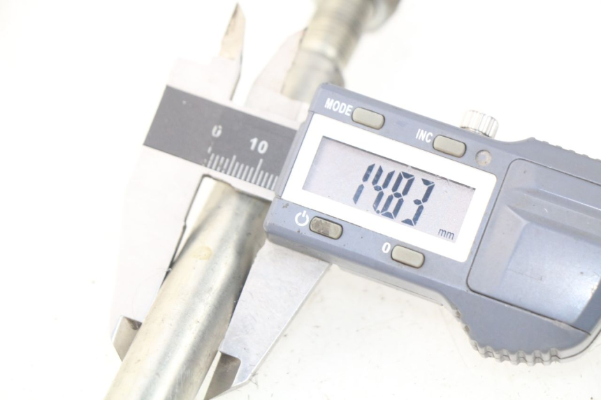 photo de FRONT WHEEL AXLE PEUGEOT LUDIX 50 (2008 - 2017)