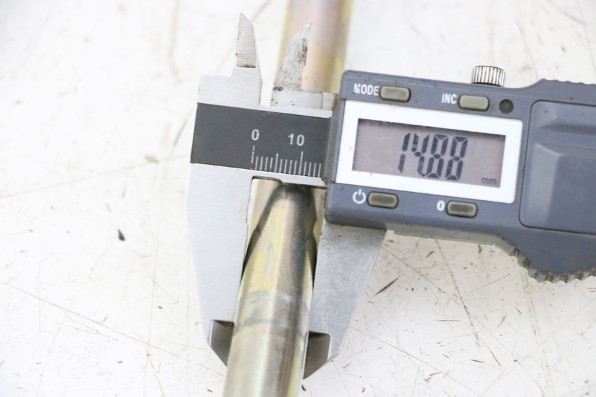 photo de FRONT WHEEL AXLE PEUGEOT LUDIX 50 (2008 - 2017)