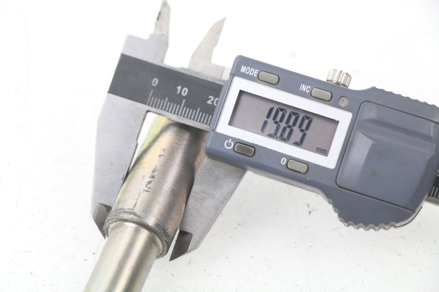 photo de FRONT WHEEL AXLE MBK EVOLIS 125 (2014 - 2018)