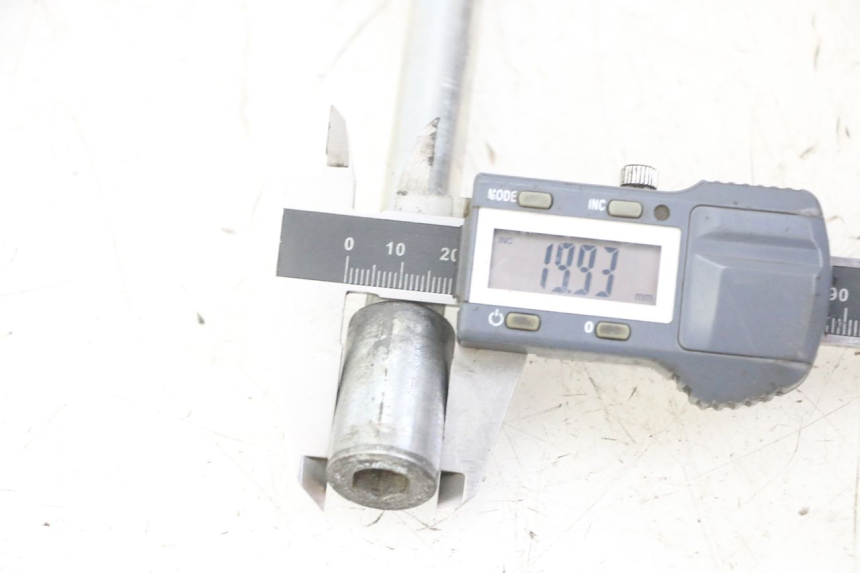 photo de FRONT WHEEL AXLE GILERA NEXUS 125 (2009 - 2013)