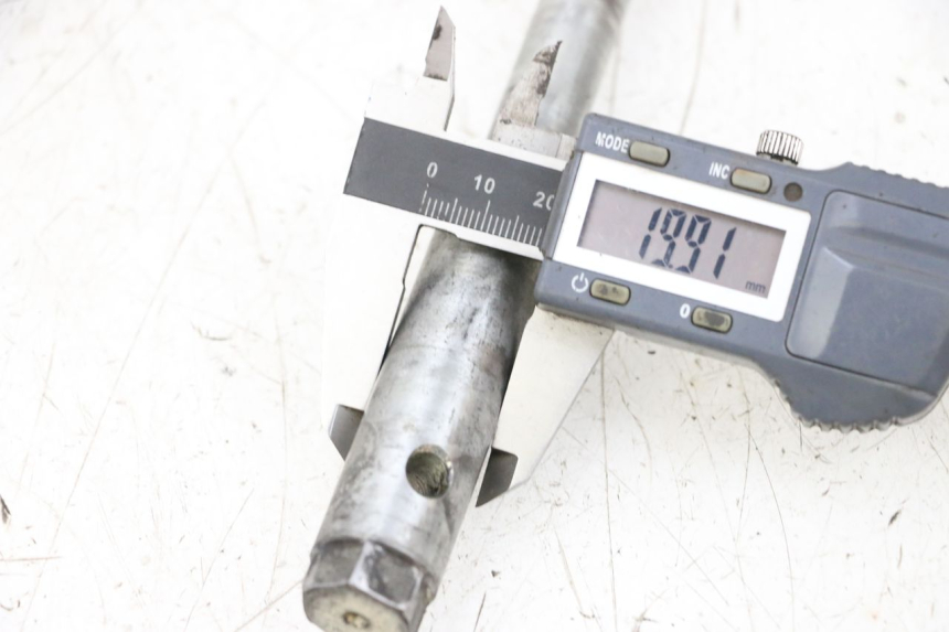 photo de FRONT WHEEL AXLE HONDA NSR R 125 (1994 - 2003) - Product overview