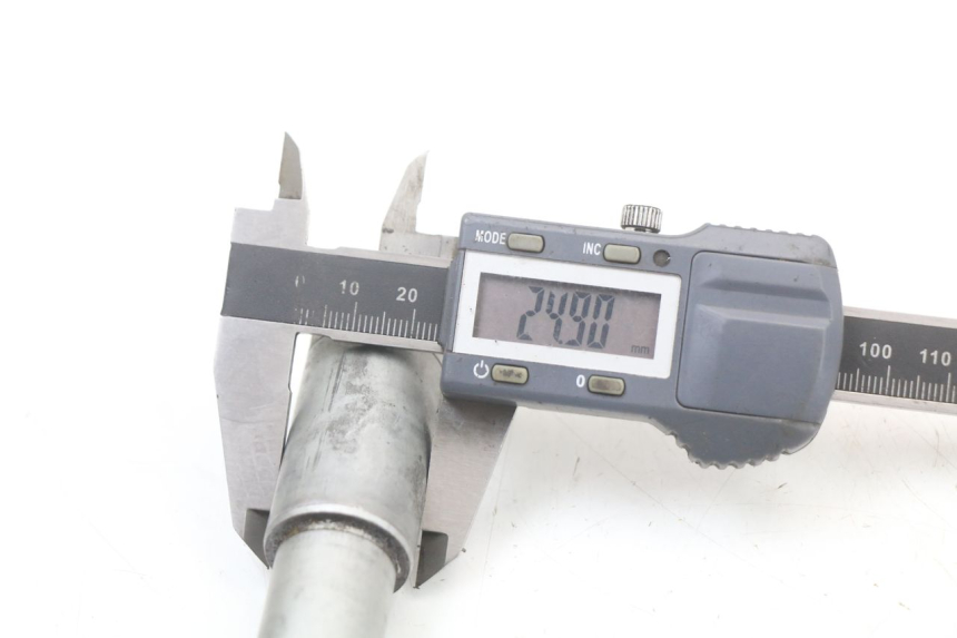 photo de FRONT WHEEL AXLE HONDA NTV DEAUVILLE 650 (1998 - 2001)