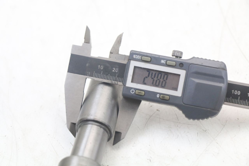 photo de FRONT WHEEL AXLE HONDA NTV DEAUVILLE 650 (1998 - 2001)