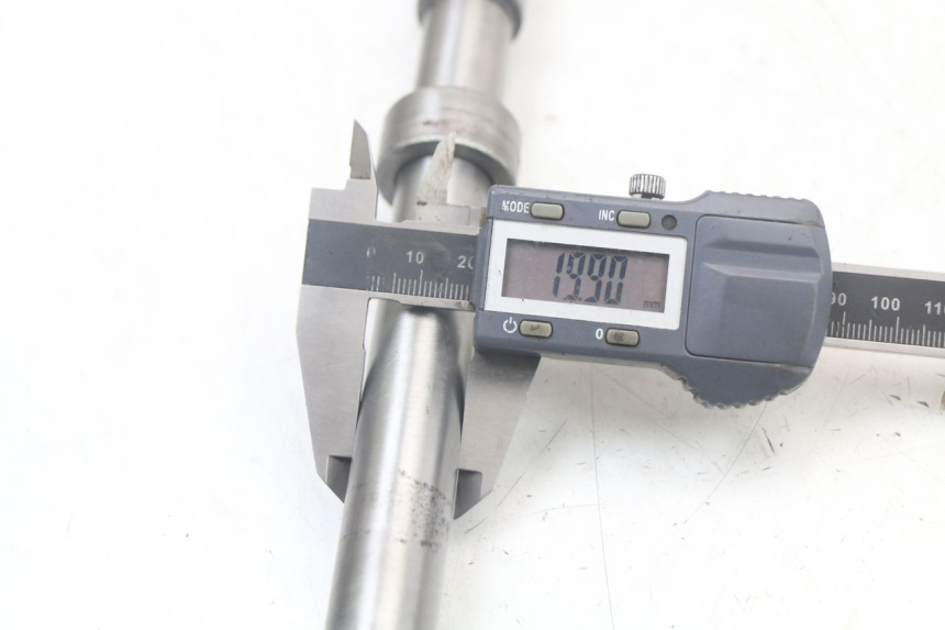 photo de FRONT WHEEL AXLE HONDA NTV DEAUVILLE 650 (1998 - 2001)