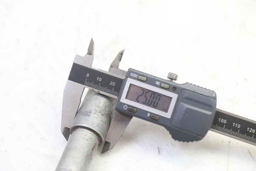 photo de FRONT WHEEL AXLE HONDA NTV DEAUVILLE 650 (2001 - 2006)