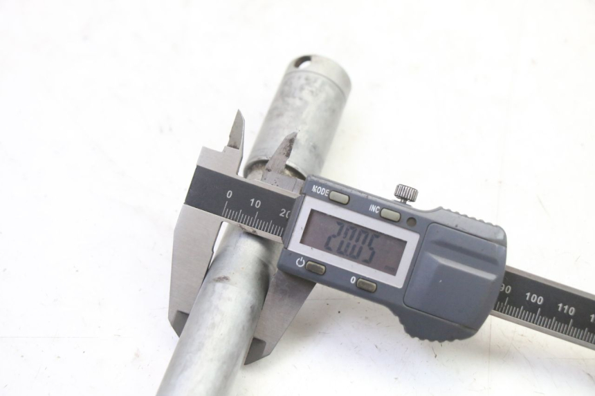 photo de FRONT WHEEL AXLE HONDA NTV DEAUVILLE 650 (2001 - 2006)