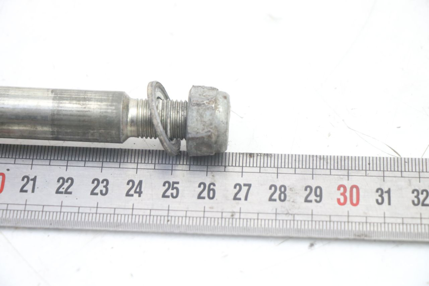 photo de FRONT WHEEL AXLE PEUGEOT TKR TREKKER FURIOUS 50 (2005 - 2014)
