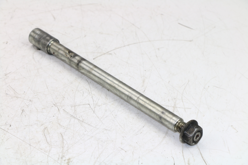 photo de FRONT WHEEL AXLE PIAGGIO CARNABY 125 (2007 - 2011)