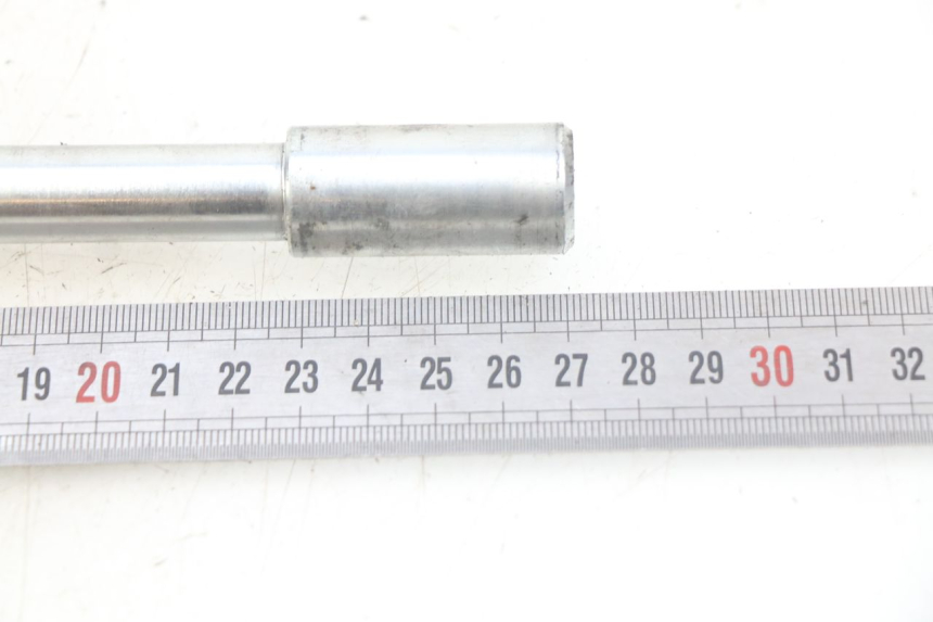 photo de FRONT WHEEL AXLE PIAGGIO FLY 4T 50 (2013 - 2017)