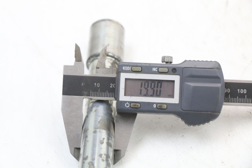 photo de FRONT WHEEL AXLE PIAGGIO X10 125 (2012 - 2017)