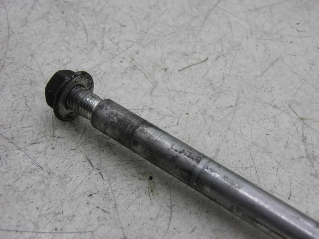 photo de FRONT WHEEL AXLE PIAGGIO X8 125 (2004 - 2007)