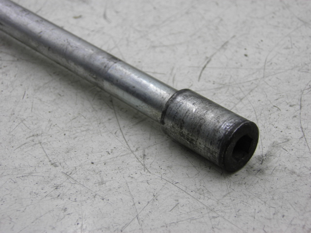 photo de FRONT WHEEL AXLE PIAGGIO X8 125 (2004 - 2007)