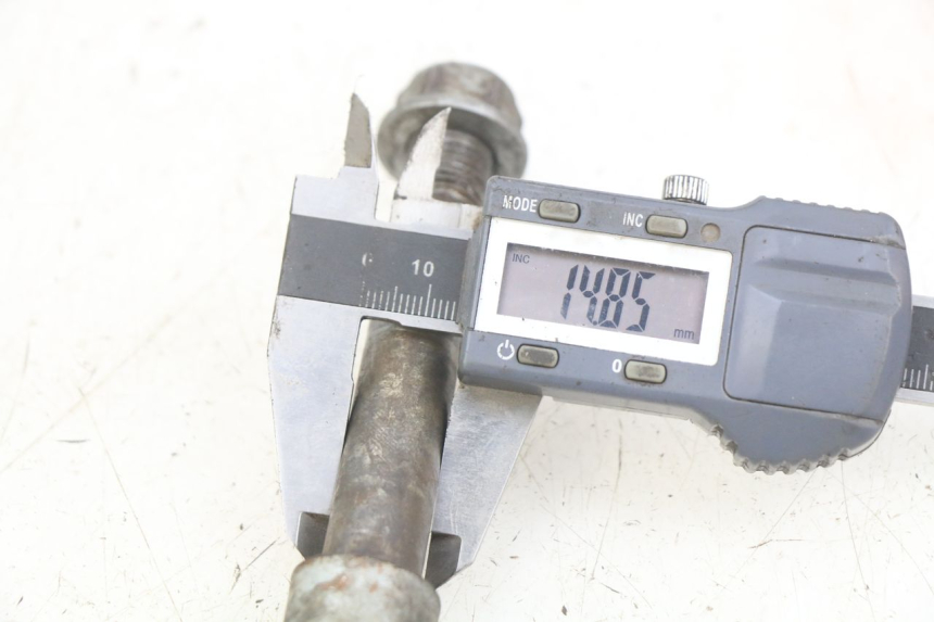 photo de FRONT WHEEL AXLE YCF PILOT 125