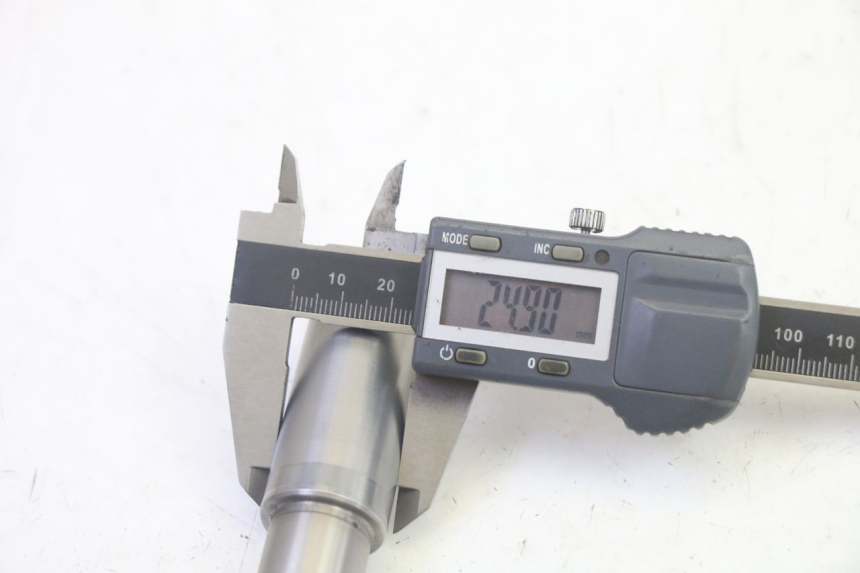 photo de FRONT WHEEL AXLE BMW R GS 1250 (2021 - 2024) - Technical close-up