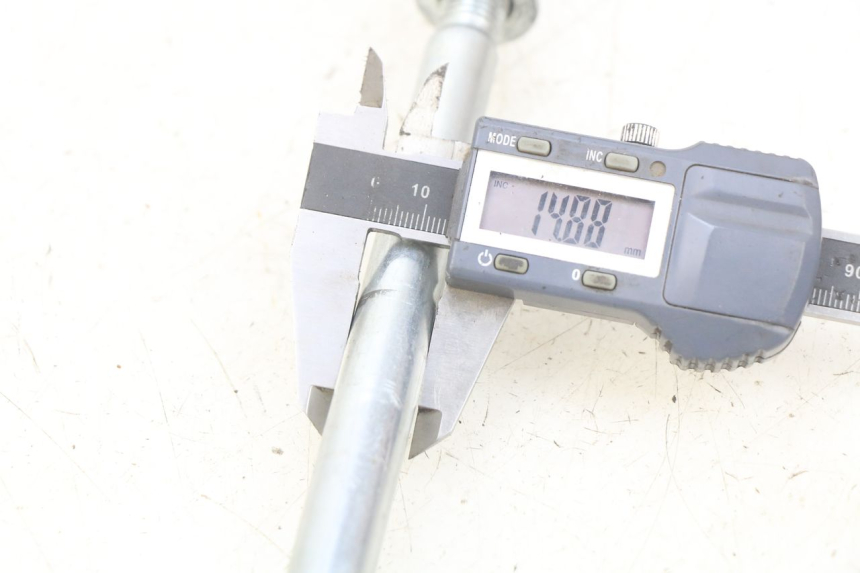 photo de FRONT WHEEL AXLE YAMASAKI RAPTOR 50 (2013 - 2018)