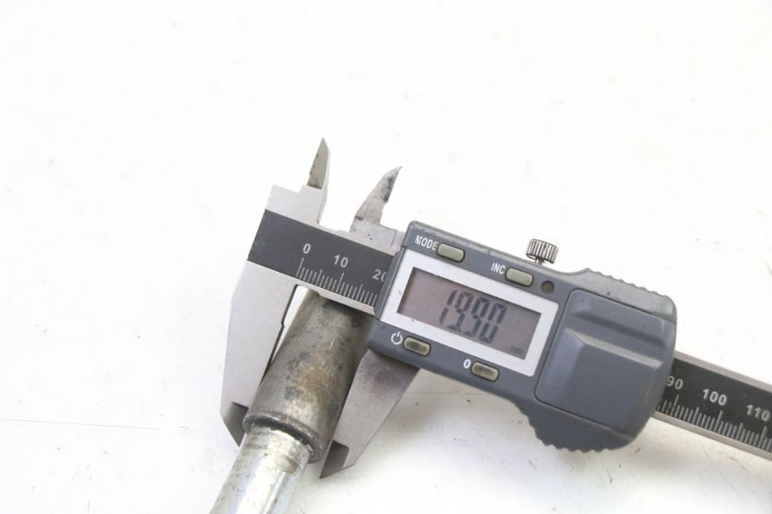 photo de FRONT WHEEL AXLE GILERA RUNNER SL 50 (2006 - 2009)