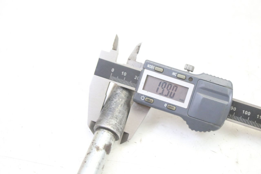 photo de FRONT WHEEL AXLE GILERA RUNNER SP 50 (2006 - 2008)