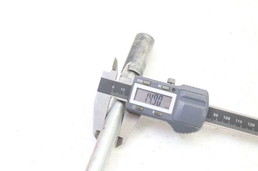 photo de FRONT WHEEL AXLE GILERA RUNNER SP 50 (2006 - 2008)