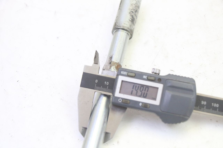 photo de FRONT WHEEL AXLE GILERA RUNNER SP 50 (2009 - 2017)