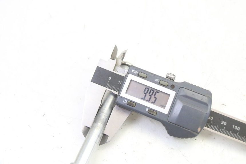photo de FRONT WHEEL AXLE HERO S10 1