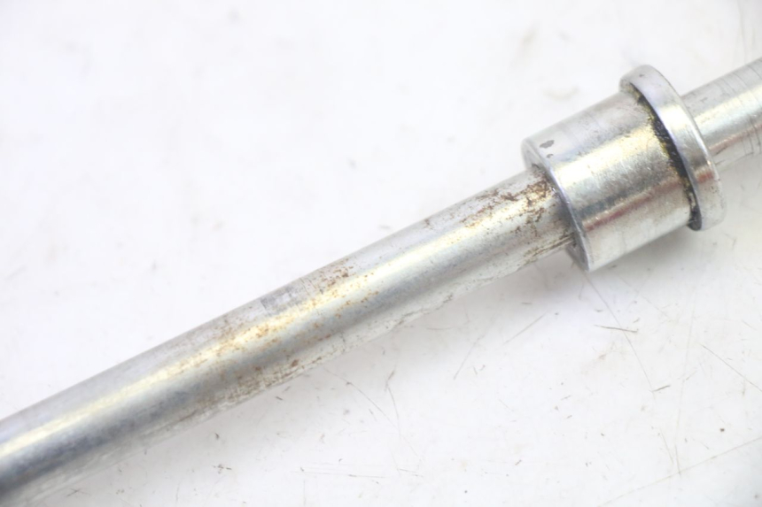 photo de FRONT WHEEL AXLE JM MOTORS SANTANA EVO 50 (2024 - 2026) - Zoom on usage condition