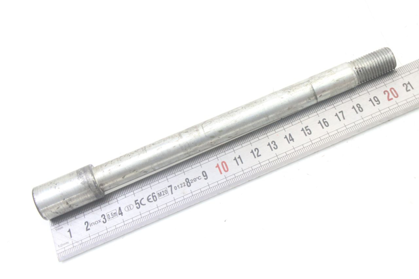 photo de FRONT WHEEL AXLE APRILIA SCARABEO GT TOURING 125 (1999 - 2005)
