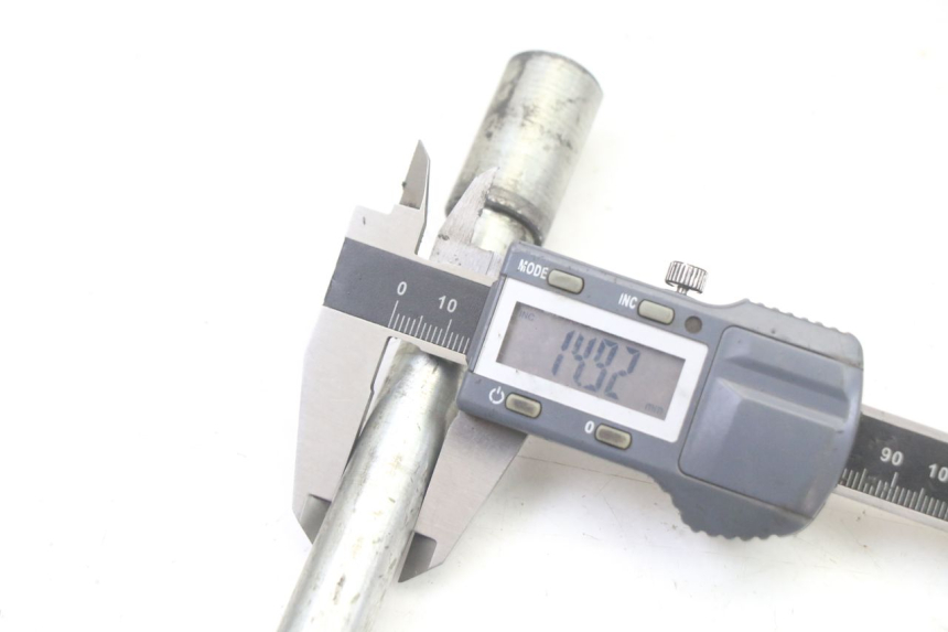 photo de FRONT WHEEL AXLE APRILIA SCARABEO GT TOURING 125 (1999 - 2005)