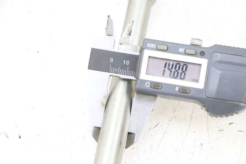 photo de FRONT WHEEL AXLE PEUGEOT SPEEDFIGHT 4 4T EFI 50 (2021 - 2025) - Zoom on usage condition