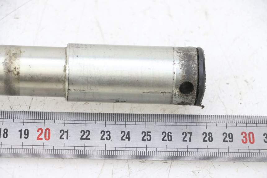 photo de FRONT WHEEL AXLE TRIUMPH SPRINT 900 (1995 - 1998)
