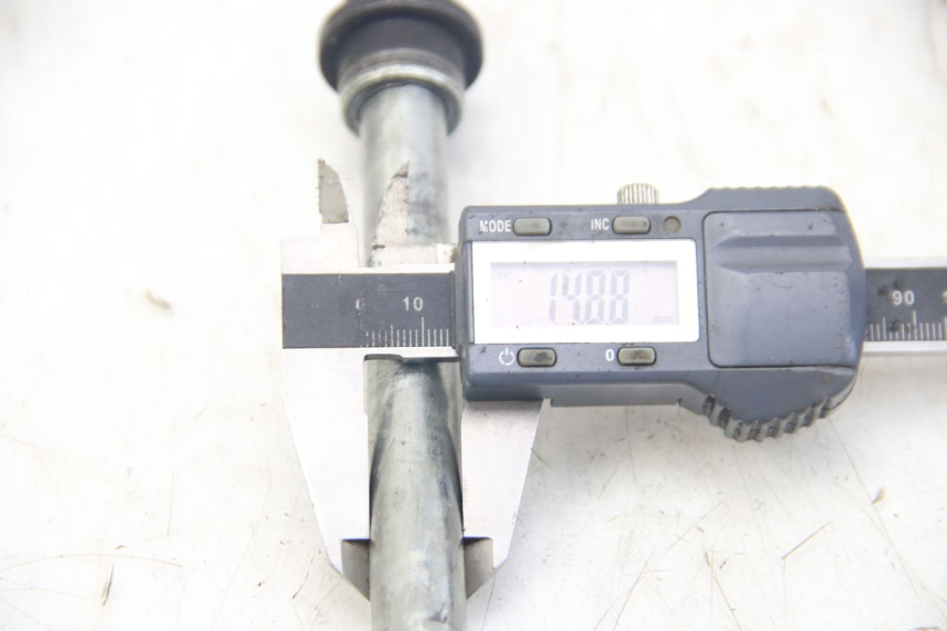 photo de FRONT WHEEL AXLE YAMAHA SR 125 (1982 - 2003)