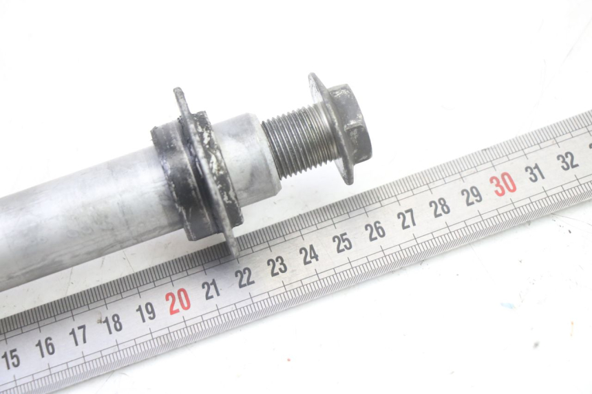 photo de FRONT WHEEL AXLE HONDA ST PAN EUROPEAN 1300 (2002 - 2013)
