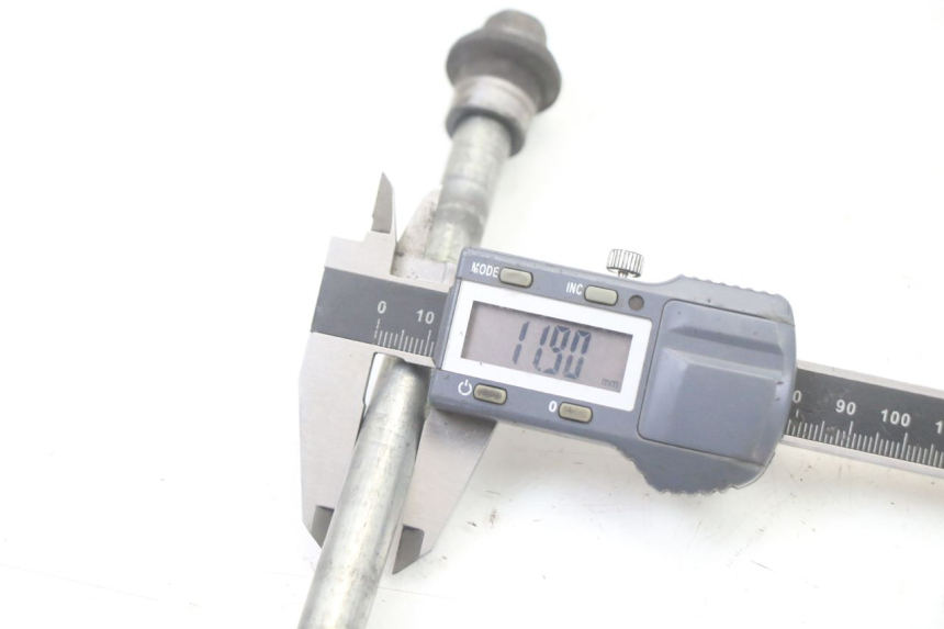 photo de FRONT WHEEL AXLE SUZUKI BURGMAN 125 (2015 - 2017)