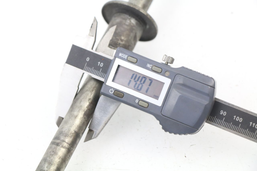 photo de FRONT WHEEL AXLE SUZUKI GSXF GSX F 600 (1988 - 1997)