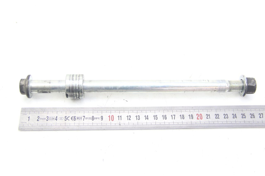 photo de FRONT WHEEL AXLE SUZUKI SIXTEEN 125 (2008 - 2010)