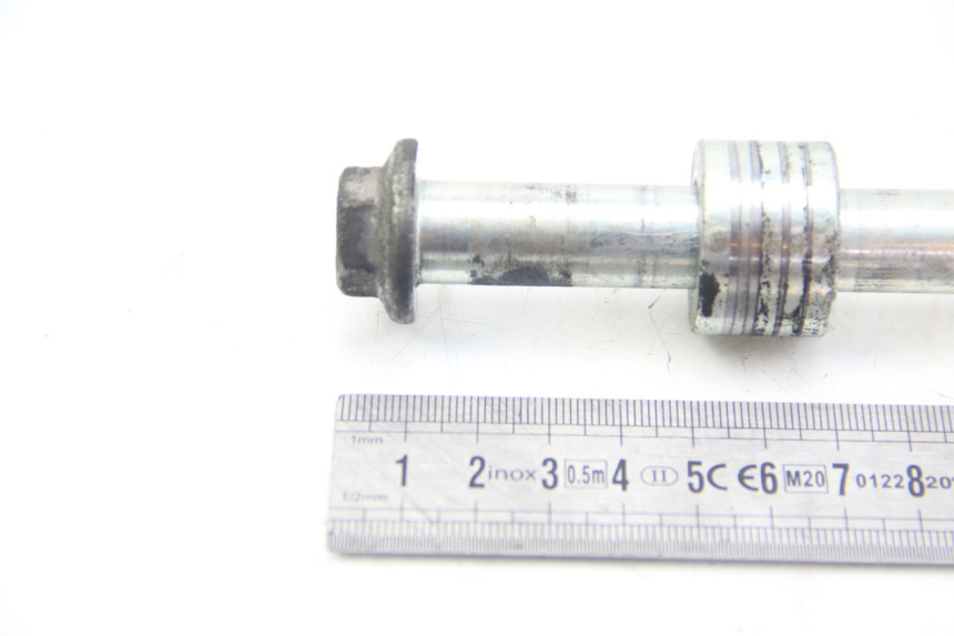 photo de FRONT WHEEL AXLE SUZUKI SIXTEEN 125 (2008 - 2010)