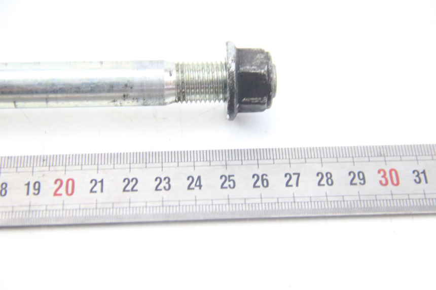 photo de FRONT WHEEL AXLE SUZUKI SIXTEEN 125 (2008 - 2010)