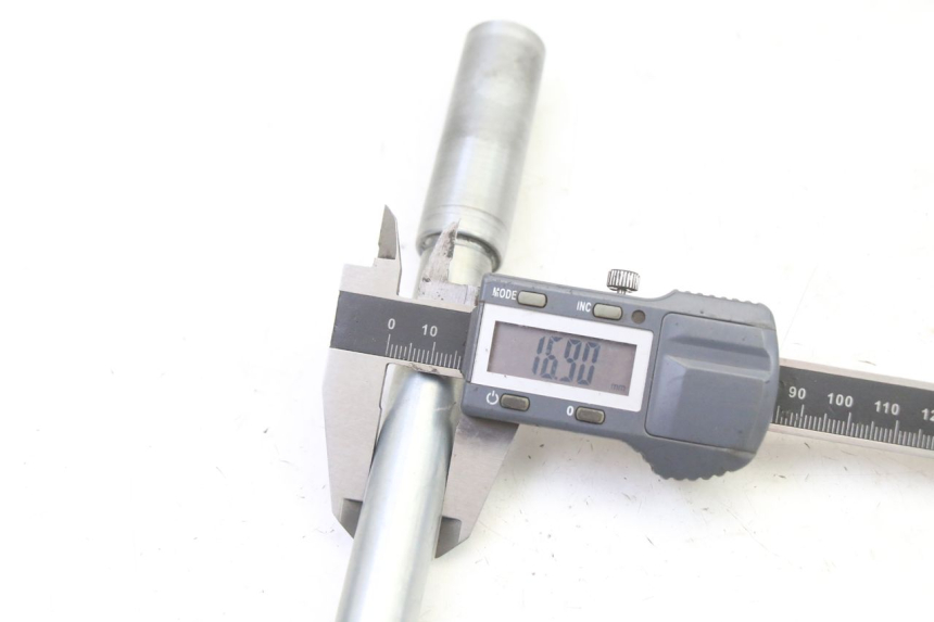 photo de FRONT WHEEL AXLE SUZUKI SV S 650 (2003 - 2009)