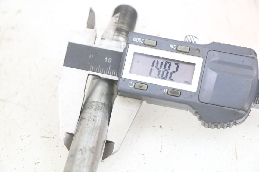 photo de FRONT WHEEL AXLE SYM GTS EFI 125 (2012 - 2016)