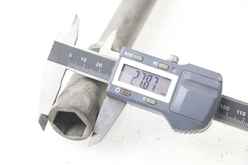 photo de FRONT WHEEL AXLE YAMAHA TDM ABS 900 (2002 - 2014)