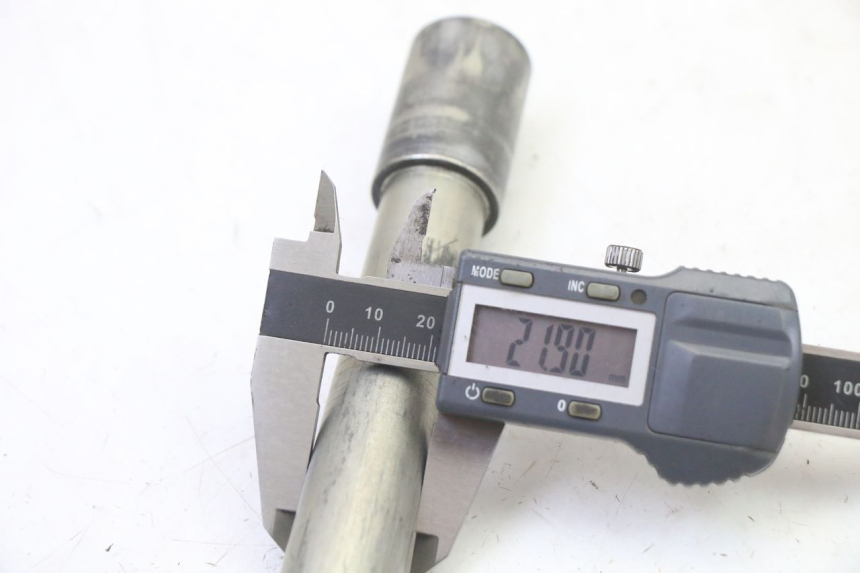photo de FRONT WHEEL AXLE YAMAHA TDM ABS 900 (2002 - 2014)