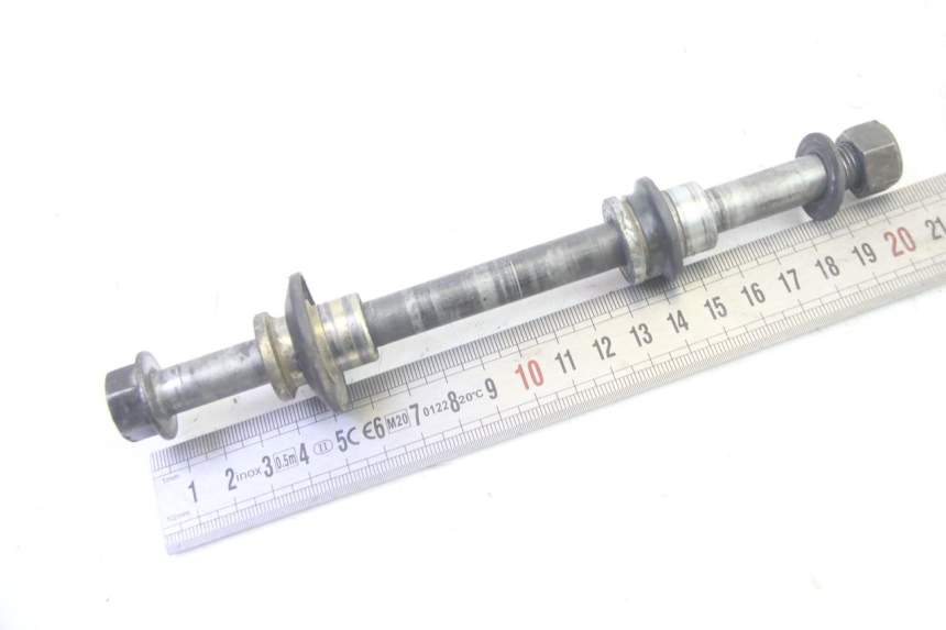 photo de FRONT WHEEL AXLE YAMAHA TTR 125 (2000 - 2020) - Zoom on usage condition