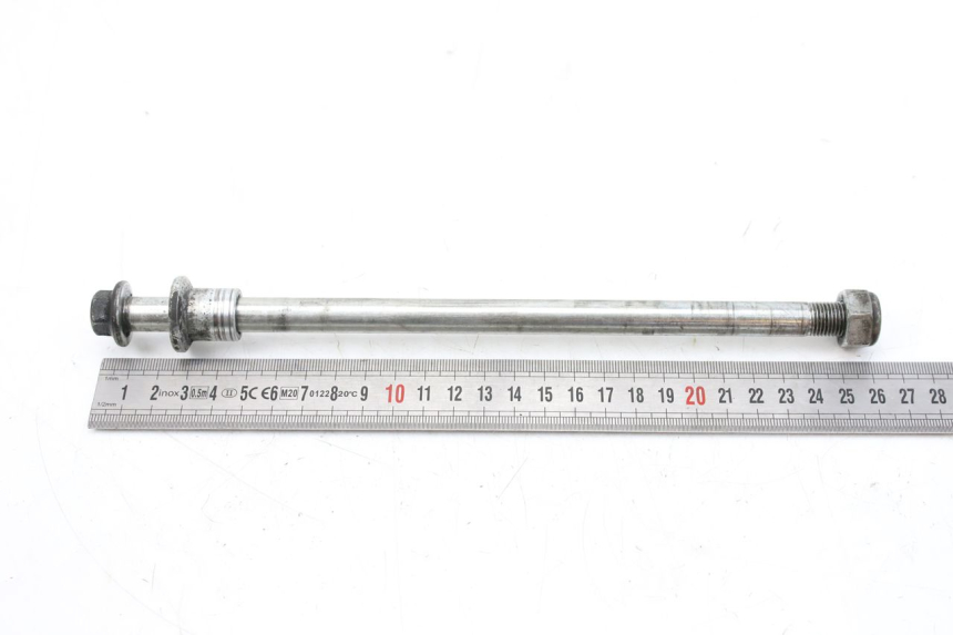 photo de FRONT WHEEL AXLE SUZUKI UH BURGMAN 125 (2002 - 2006)