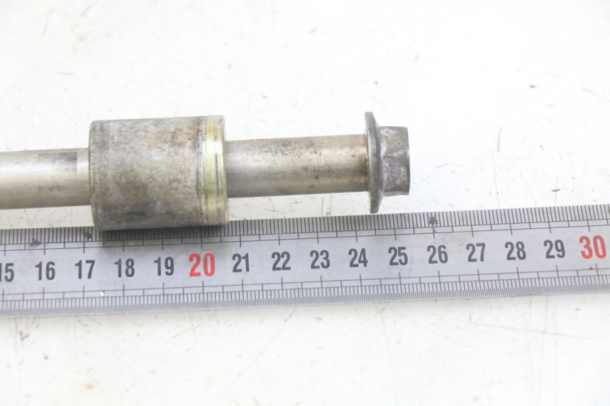 photo de FRONT WHEEL AXLE DAELIM VL DAYSTAR 125 (2000 - 2011)