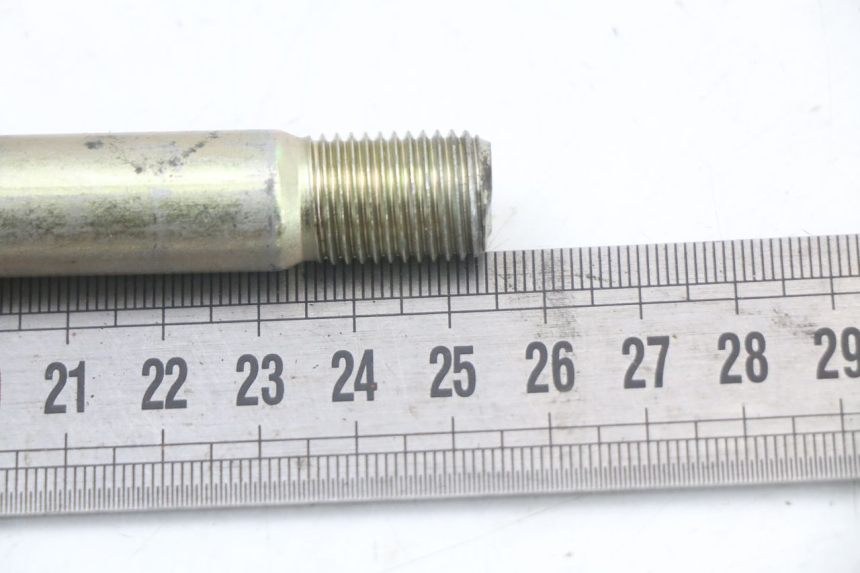 photo de FRONT WHEEL AXLE DAELIM VL DAYSTAR 125 (2000 - 2011)