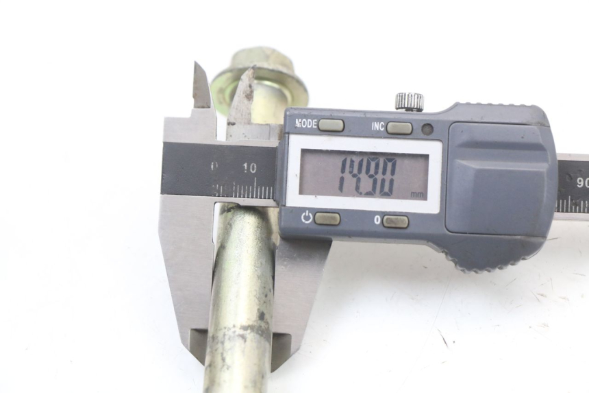 photo de FRONT WHEEL AXLE DAELIM VL DAYSTAR 125 (2000 - 2011)