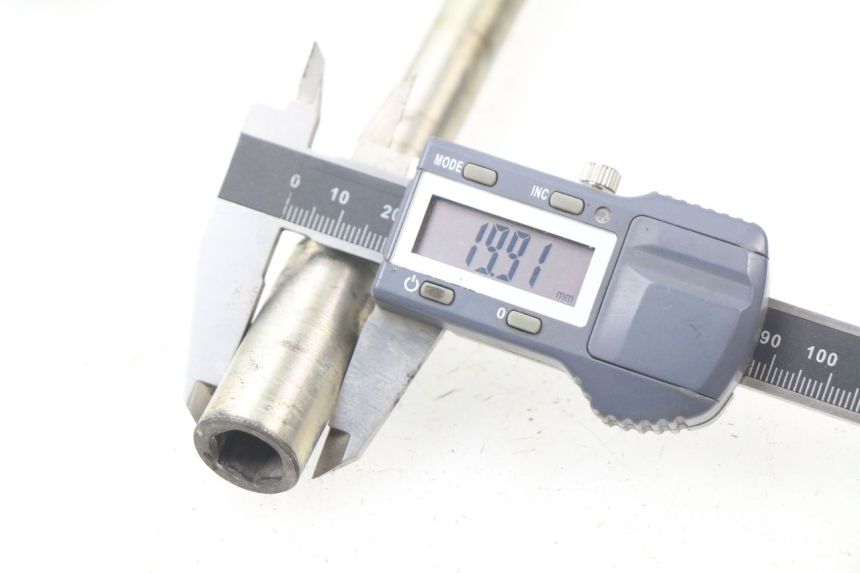 photo de FRONT WHEEL AXLE YAMAHA XMAX X-MAX ABS 125 (2014 - 2016)