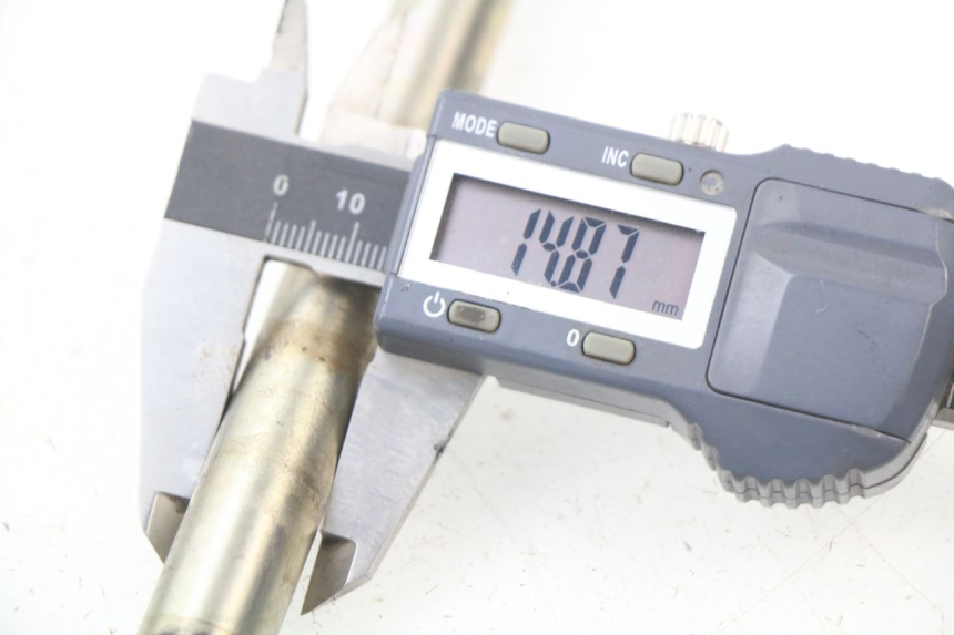 photo de FRONT WHEEL AXLE YAMAHA XMAX X-MAX ABS 125 (2014 - 2016)