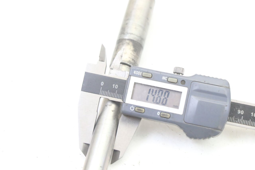 photo de FRONT WHEEL AXLE YAMAHA X-MAX XMAX 125 (2010 - 2014)