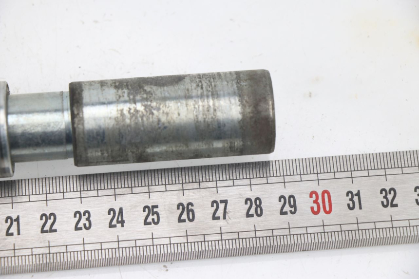 photo de FRONT WHEEL AXLE KYMCO XCITING 500 (2007 - 2010)
